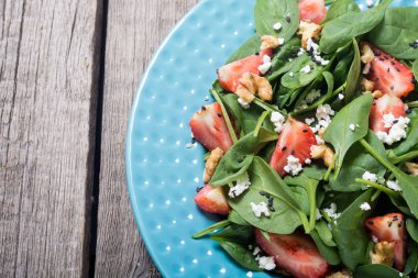 Ispanak, peynir ve ceviz çilek salatası