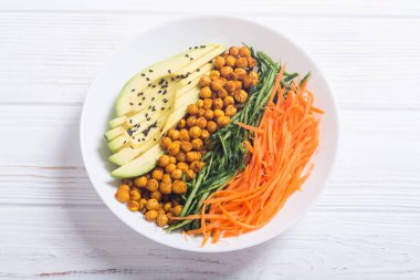 Avokado, salatalık, havuç ve nohut ile Buda kase. Sağlıklı vegan salata yiyecek 