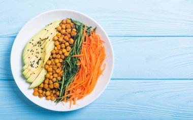 Avokado, salatalık, havuç ve nohut ile Buda kase. Sağlıklı vegan salata yiyecek 