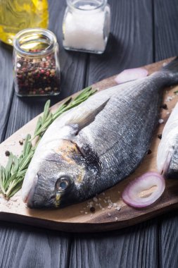 Çiğ dorado balık ve yemek pişirmek için ingridient. Deniz ürünleri