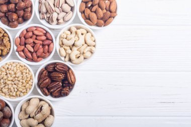 Fındık karışımı: antep fıstığı, badem, ceviz, çam fıstığı, fındık ve kaju. Kase backgrond içinde snack