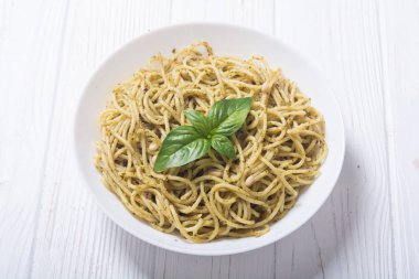Makarna spagetti sosu pesto ile. İtalyan yemeği arka plan