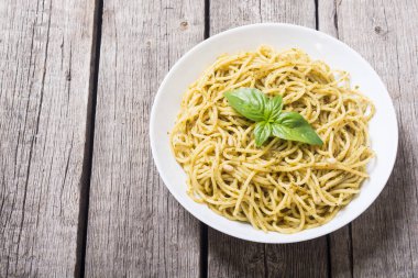 Makarna spagetti sosu pesto ile. İtalyan yemeği arka plan