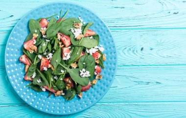 Ispanak, peynir ve ceviz çilek salatası