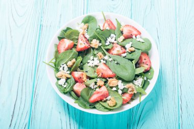 Ispanak, peynir ve ceviz çilek salatası