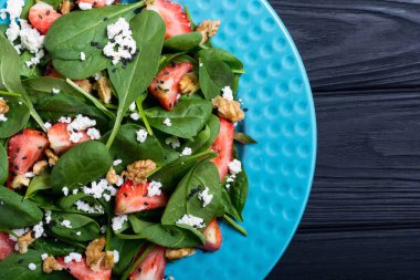 Ispanak, peynir ve ceviz çilek salatası