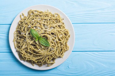 Makarna spagetti sosu pesto ile. İtalyan yemeği arka plan