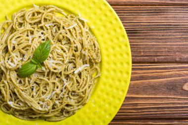 Makarna spagetti sosu pesto ile. İtalyan yemeği arka plan