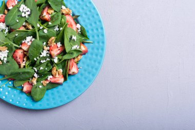 Ispanak, peynir ve ceviz çilek salatası