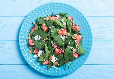 Ispanak, peynir ve ceviz çilek salatası