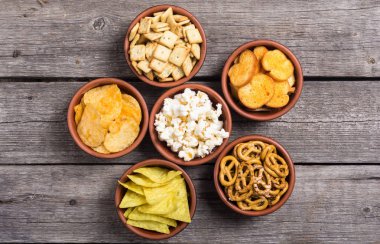 Çerçeve. Aperatifler karışımı: simit, kraker, cips cips ve pop corn 