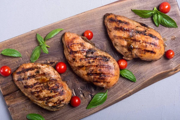 Izgara tavuk göğsü (fileto) fesleğen ve domates ile. Barbekü arka plan