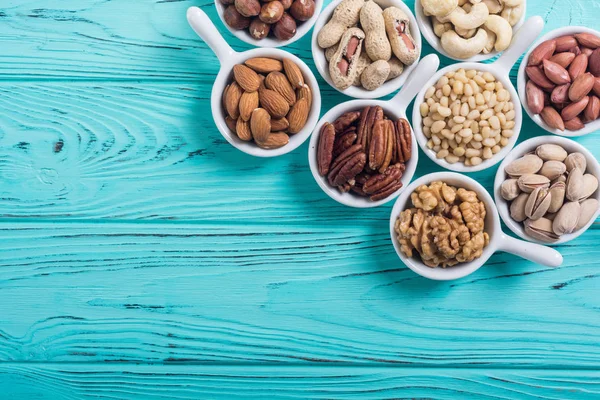 Fındık karışımı: antep fıstığı, badem, ceviz, çam fıstığı, fındık ve kaju. Kase backgrond içinde snack