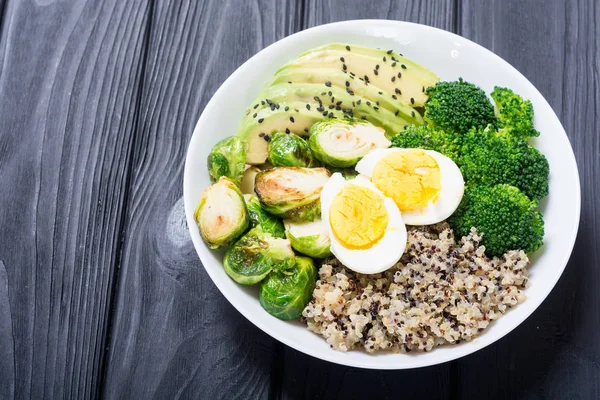 Buddha Bowl Met Quinoa Eieren Avocado Spruitjes Broccoli Voedsel Vegan — Stockfoto