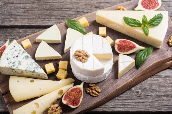 Peygamberli ile peynir brie, parmesan, camembert ve dorblu. Gıda ahşap tahta üzerinde