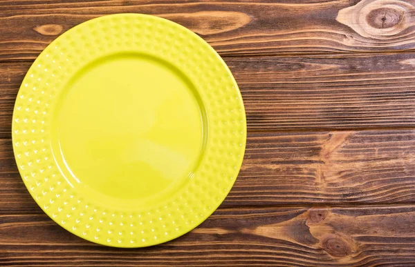 Lege Gele Plaat Houten Tafel Bovenaanzicht Achtergrond — Stockfoto