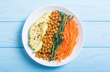 Avokado, salatalık, havuç ve nohut ile Buda kase. Sağlıklı vegan salata yiyecek 