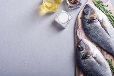 Çiğ dorado balık ve yemek pişirmek için ingridient. Deniz ürünleri