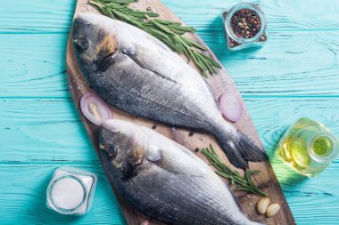 Çiğ dorado balık ve yemek pişirmek için ingridient. Deniz ürünleri