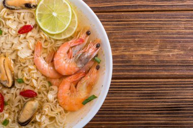 Karides ve mssels ile anlık erişte çorbası. Asya gıda