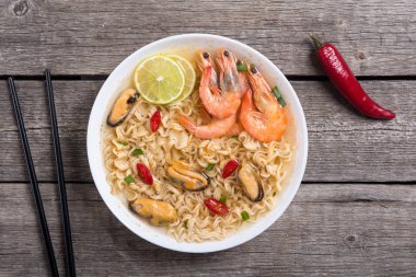 Karides ve mssels ile anlık erişte çorbası. Asya gıda