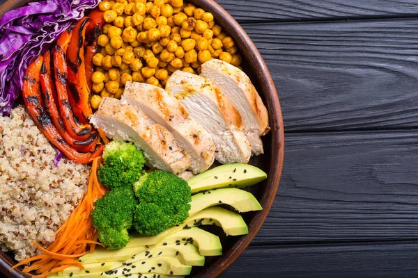 Buddha Bowl Met Avocado Kip Peper Quinoa Kikkererwten Gezonde Voeding — Stockfoto