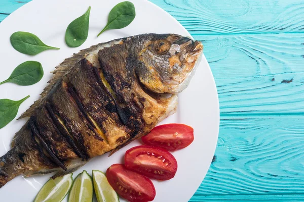 Peixe Frito Dorado Com Limão Tomate Espinafre Fundo Alimentar Mar — Fotografia de Stock