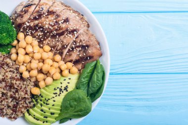 Buda kase brokoli, quinoa, ızgara tavuk, avokado ve ıspanak. Sağlıklı vegan salata. Superfood