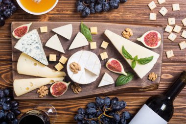 Peygamberli ile peynir brie, parmesan, camembert ve dorblu. Gıda ahşap tahta üzerinde