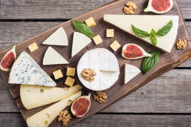 Peygamberli ile peynir brie, parmesan, camembert ve dorblu. Gıda ahşap tahta üzerinde