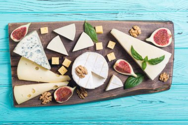 Peygamberli ile peynir brie, parmesan, camembert ve dorblu. Gıda ahşap tahta üzerinde