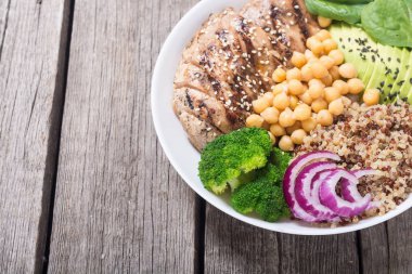 Buda kase brokoli, quinoa, ızgara tavuk, avokado ve ıspanak. Sağlıklı vegan salata. Superfood