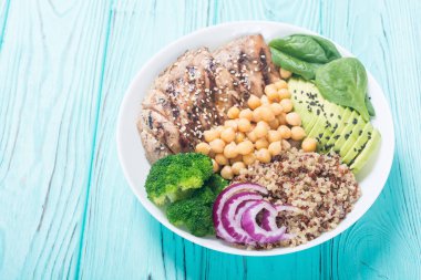 Buda kase brokoli, quinoa, ızgara tavuk, avokado ve ıspanak. Sağlıklı vegan salata. Superfood