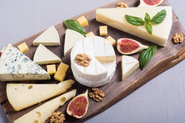 Peygamberli ile peynir brie, parmesan, camembert ve dorblu. Gıda ahşap tahta üzerinde