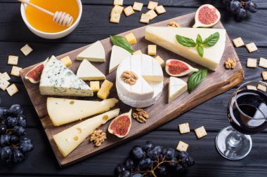 Peygamberli ile peynir brie, parmesan, camembert ve dorblu. Gıda ahşap tahta üzerinde