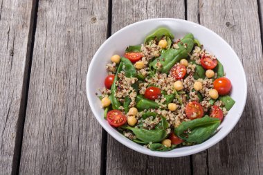 Ispanak salatası quinoa, domates ve nohut. Sağlıklı vegan superfood
