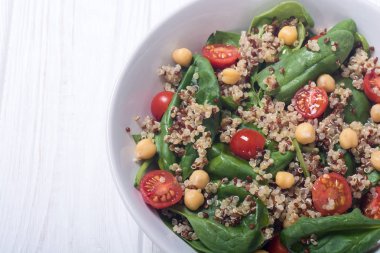 Ispanak salatası quinoa, domates ve nohut. Sağlıklı vegan superfood