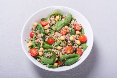 Ispanak salatası quinoa, domates ve nohut. Sağlıklı vegan superfood