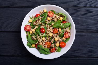 Ispanak salatası quinoa, domates ve nohut. Sağlıklı vegan superfood