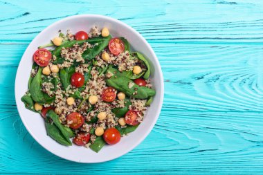 Ispanak salatası quinoa, domates ve nohut. Sağlıklı vegan superfood
