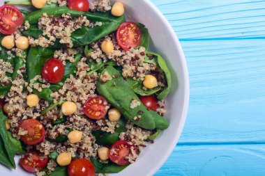 Ispanak salatası quinoa, domates ve nohut. Sağlıklı vegan superfood