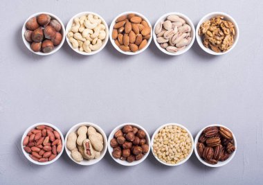 Fındık karışımı: antep fıstığı, badem, ceviz, çam fıstığı, fındık ve kaju. Kase backgrond içinde snack