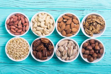 Fındık karışımı: antep fıstığı, badem, ceviz, çam fıstığı, fındık ve kaju. Kase backgrond içinde snack