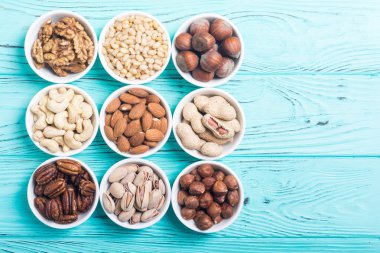 Fındık karışımı: antep fıstığı, badem, ceviz, çam fıstığı, fındık ve kaju. Kase backgrond içinde snack