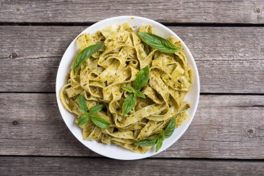 Yeşil sosu pesto ile makarna tagliatelle. İtalyan yemeği arka plan