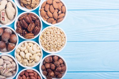 Fındık karışımı: antep fıstığı, badem, ceviz, çam fıstığı, fındık ve kaju. Kase backgrond içinde snack