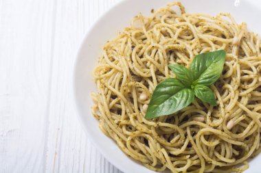 Makarna spagetti sosu pesto ile. İtalyan yemeği arka plan