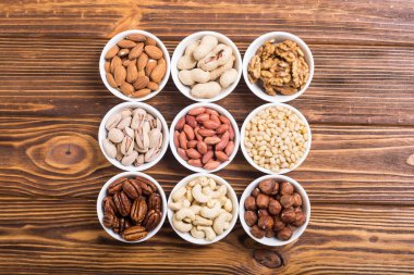 Fındık karışımı: antep fıstığı, badem, ceviz, çam fıstığı, fındık ve kaju. Kase backgrond içinde snack