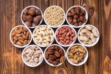 Fındık karışımı: antep fıstığı, badem, ceviz, çam fıstığı, fındık ve kaju. Kase backgrond içinde snack