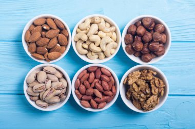 Fındık karışımı: antep fıstığı, badem, ceviz, çam fıstığı, fındık ve kaju. Kase backgrond içinde snack